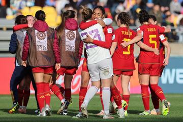 La portera Cata Coll y la autora del gol que puso el 2-1 en el marcador, Salma Paralluelo, se abrazan celebrando el éxito de España en este Mundial.