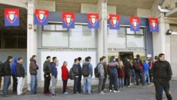 Colas en las oficinas del Sadar para agotar las 600 entradas.