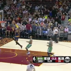 Puro Cavs: Irving la deja contra el tablero y LeBron la clava