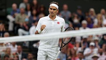 Roger Federer celebra un punto durante su partido ante Adrian Mannarino en el torneo de Wimbledon 2021 en el All England Tennis Club de Wimbledon.