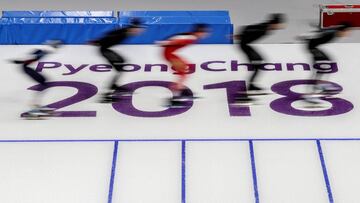 EPA2372. GANGNEUNG (COREA DEL SUR), 01/02/2018.- Atletas entrenan en las instalaciones deportivas de Gangneung, donde se disputar&aacute;n las competiciones de patinaje de velocidad durante los Juegos Ol&iacute;mpicos de PyeongChang 2018, en Gangneung, Co