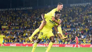VALENCIA, SPAIN - OCTOBER 23: Nicolas Jackson of Villarreal CF celebrates after scoring their second side goal with Yeremi Pino of Villarreal CF during the LaLiga Santander match between Villarreal CF and UD Almeria at Ciutat de Valencia on October 23, 2022 in Valencia, Spain. (Photo by Aitor Alcalde/Getty Images)