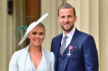 Harry Kane es de esos futbolistas que pueden presumir de que su amor es verdadero. El delantero y gran amenaza del Real Madrid se casó en 2020 con su novia de la adolescencia, Kate Goodland. Fruto de su matrimonio, nacieron sus dos hijas. Ella trabaja como instructora fitness.