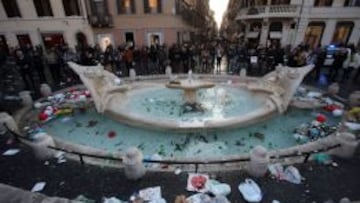La fuente de la Barcaccia de Bernini, tras los incidentes causados por los ultras del Feyenoord