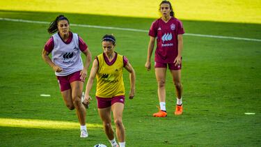 CÓRDOBA, 25/09/2023.- La jugadora de la selección española Aitana Bonmatí (c) participa en el entrenamiento de este lunes en el estadio Nuevo Arcángel en Córdoba. La selección española estrenará este martes en casa ante Suiza su estrella de campeona del Mundo y, tras su triunfo frente a Suecia en Gotemburgo (2-3) en el inicio de la Liga de Naciones, buscará en el Nuevo Arcángel de Córdoba apuntalar sus opciones para encabezar su grupo y clasificarse, además, para los Juegos Olímpicos de París. EFE/ Rafael Alcaide