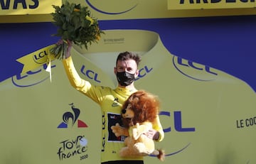 En una etapa ganada por Awout Van Aert, Alaphilippe perdió el liderato tras una penalización de 20 segundos. Adam Yates es el nuevo mailot amarillo y hay 4 colombianos en el top 10: Egan, Nairo, López y Chaves.