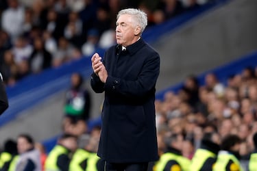 Carlo Ancelotti en la banda.