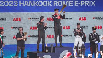 Jake Dennis celebrando la victoria en el segundo ePrix de Roma.