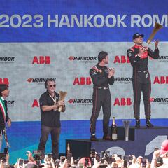 Dennis consigue la victoria y se acerca un poco más al título