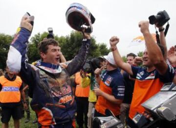 El piloto español Marc Coma del equipo Red Bull KTM Factory Rally celebra con su equipo la victoria en el Dakar 2015 al término de la última etapa de apenas 174 kilómetros entre Rosario y Buenos Aires. Coma (KTM) consiguió hoy su quinta corona del Dakar al finalizar primero en esta séptima edición sudamericana.