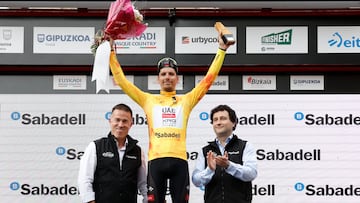 MARKINA (BIZKAIA), 11/04/2025.- El ciclista portugués Joao Almeida (UAE) sube al podio con el maillot amarillo tras la quinta etapa de la 64 edición de la Itzulia Basque Country/Vuelta al País Vasco que se ha disputado este viernes entre Orduña-Gernika. EFE/Miguel Toña