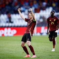 De Bruyne festeja sus 100 partidos con Bélgica anotando