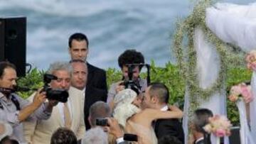 <b>CASADOS. </b>Andrés y Anna se besan una vez fueron declarados marido y mujer por el oficiante de la boda, el alcalde de Tarragona.