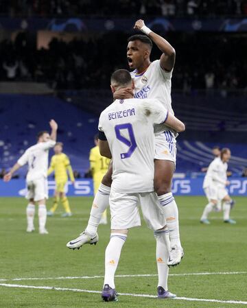 1-3. Rodrygo celebra el primer gol con Karim Benzema.