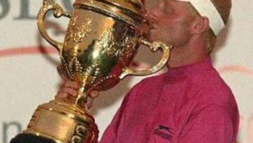 <b>ABIERTO DE INDONESIA. </b>El británico Simon Dyson besa el trofeo que le acredita como ganador del torneo disputado en el Emeralda Golf Club de Cimanggis, en Java.