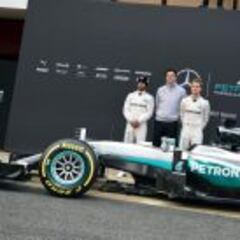 Hamilton y Rosberg destapan el W07: la apuesta del campeón