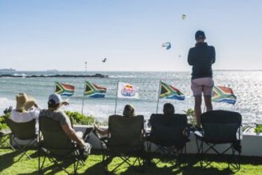 Ni la tele de más pulgadas del mundo es mejor que coger una tumbona y sentarse a mirar cómo Gijs Wassenaar aprovecha el viento para volar altísimo.