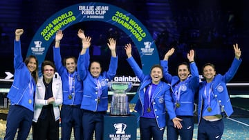 Tennis - Billie Jean King Cup Finals - Final - Italy v Slovakia - Palacio de Deportes Jose Maria Martin Carpena Arena, Malaga, Spain - November 20, 2024 Italy captain Tathiana Garbin, Lucia Bronzetti, Jasmine Paolini, Camila Giorgi, Martina Trevisan and Elisabetta Cocciaretto celebrate with Billie Jean King and the trophy after winning the Billie Jean King Cup REUTERS/Jon Nazca
