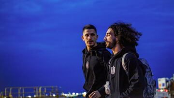 LONDRES (REINO UNIDO), 21/03/2024.- Los jugadores de la selección española Oihan Sancet (i) y Marc Cucurella (d), a su llegada a Londres, Reino Unido, donde el combinado nacional se enfrentará mañana a la selección de Colombia en un encuentro amistoso. EFE/RFEF/Pablo García SOLO USO EDITORIAL/ SOLO DISPONIBLE PARA ILUSTRAR LA NOTICIA QUE ACOMPAÑA/ (CRÉDITO OBLIGATORIO)