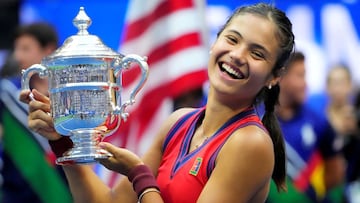 Emma Raducanu posa con el trofeo de campeona del cuadro femenino del US Open 2021 en el USTA Billie Jean King National Tennis Center.