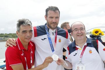 Saúl Craviotto posa con Albert Soler, director general de Deportes del Consejo Superior de Deportes y Miquel Iceta, Ministro de Cultura y Deporte de España. 