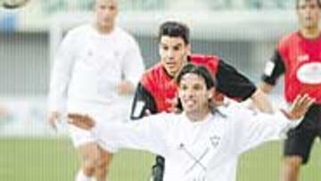 <b>HUBO PIEDAD.</b> Poli encimando a Pacheco. El Albacete salió indemne de Mallorca.