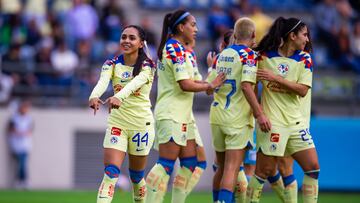 Alondra Cabanillas festeja su primer gol con el América.