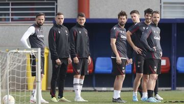 12/02/22
 LEVANTE UD
 ENTRENAMIENTO GRUPO
 GRUPO
 MORALES
 ROGER
 RADOJA
 COKE
 VUKCEVIC
 MELERO
 SOLDADO