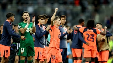 NEWCASTLE (United Kingdom), 18/09/2025.- Barcelona player Fermin Lopez (C) and teammates celebrate after winning the UEFA Champions League league phase match between Newcastle United and Barcelona in Newcastle, Britain, 18 September 2025. (Liga de Campeones, Reino Unido) EFE/EPA/ALEX DODD
