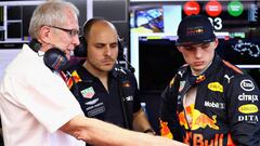 Helmut Marko hablando con Max Verstappen en el box de Red Bull.