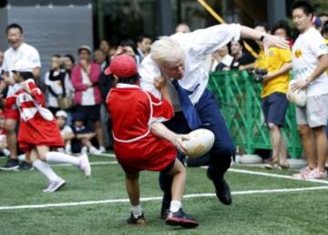 Boris Johnson arroya al niño de 10 años durante un acto de rugby callejero. El alcalde de Londres se encuentra éstos días en Tokio para estrechar lazos culturales con la ciudad nipona.