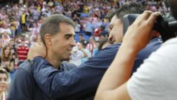 Garitano y el 'Mono' Burgos se saludan antes de comenzar el partido en el Calderón.