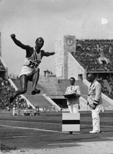 Jesse Owens durante la prueba de salto de longitud en los Juegos Olímpicos de Berlín de 1936.