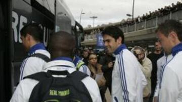 <b>ACLAMADOS. </b>Cristiano, Lass, Kaká y Dudek, a punto de tomar el autobús camino del hotel en Lyon.