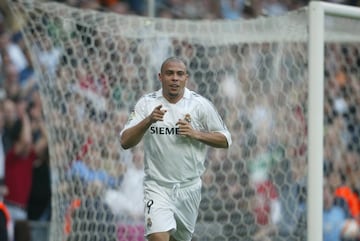 Ni las gravísimas lesiones de rodilla consiguieron acabar con el que está considerado como el mejor nueve de la historia del fútbol mundial. Ronaldo Nazario es sinónimo de potencia, calidad y, por encima de todo, gol. Tras destacar en Cruzeiro llegó al PSV, donde asombró a Europa, hasta fichar por el Barcelona. Allí fue imparable y acabó marchándose al Inter. En 2002, llegó al Real Madrid a última hora donde dejó los últimos grandes coletazos de su fútbol. Otra grave lesión en el Milan casi trunca su carrera pero llegó a dejar sus últimos goles en Corinthians. Sólo le faltó la Champions. Con Brasil ganó todo y fue máximo goleador de la historia de los Mundiales. Balón de Oro en 2002 y 1997. Palmarés: Dos Mundiales, dos Copas América, dos Ligas, una Copa del Rey, una Copa holandesa, una Recopa, una UEFA, dos Copas de Brasil, una Intercontinental, dos Supercopas de Europa, una Copa Confederaciones.