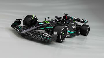 El Mercedes W14 ha sido presentado esta mañana de la mano de Lewis Hamilton y George Russell. El nuevo vehículo busca luchar de nuevo por el título del mundo.