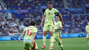 LYON (FRANCIA), 02/08/2024.- El delantero de España Abel Ruiz celebra su gol ante Japón, tercero del equipo, durante el partido de cuartos de final de fútbol masculino de los Juegos Olímpicos de París 2024, disputado en el Estadio de Lyon (Francia). EFE/ Kiko Huesca