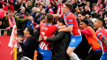 Girona, 02/12/2023. El técnico del Girona Míchel celebra con sus jugadores la victoria de su equipo tras ganar el partido correspondiente a la jornada 15 de LaLiga que ambos clubes disputan este sábado en el estadio municipal de Montilivi. EFE/ David Borrat