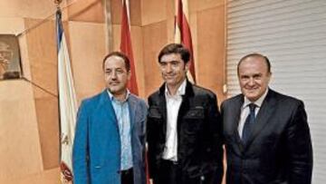 <b>REUNIÓN. </b>Marcelino trató ayer con Agapito y Bandrés la construcción del nuevo Zaragoza.