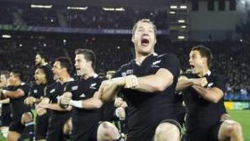 Ali Williams interpreta la haka.