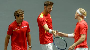 GRAFCVA5655. VALENCIA, 13/09/2023.La pareja española Alejandro Davidovich (d) y Marcel Granollers (c) junto al capitán David Ferrer (i) tras el primer set contra los checos Jakub Mensik y Adan Paulasek en partido correspondiente al Grupo C del torneo de la Copa Davis que se juega en el Pabellón de la Fuente de San Luis de Valencia. EFE/ Kai Forsterling
