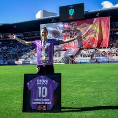 Jenni Hermoso es recibida como una heroína en México