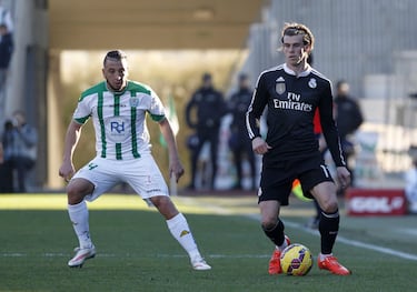 El prestigioso diseñador japonés Yohji Yamamoto diseñó la tercera camiseta madridista de la temporada 2014-2015. Era de color negro y tenía una figura de dragón que recorría todo el pecho. Fue considerada una de las camisetas más bonitas y originales del momento. La figura del dragón venía a simbolizar la grandeza del club. Años después, en 2020, el cantante Pharrel Williams diseñó un modelo similar para el calentamiento previo de los blancos en la Camp Nou, donde ganaron los blancos (1-3).