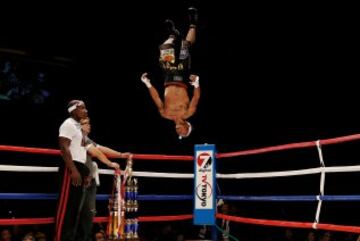El boxeador panameño Luis Concepción celebra la victoria ante el japonés Kohei Kono en el combate de peso superpluma celebrado en Tokio.