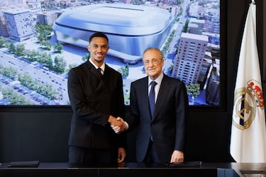 Alexander-Arnold y Florentino Pérez durante la presentación. 