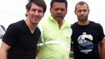Ayuda a Messi y aprovecha a hacerse fotos con él