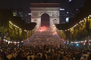 Los aficionados franceses celebraron la clasificación de su selección para la final del Mundial.