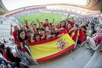 Aficionados en el entrenamiento de la Selección.