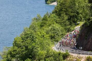 El pelotón rueda cerca del lago Idro.