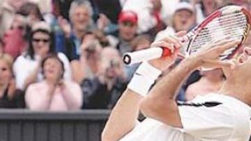 <b>THE END</b>. Roddick había disparado su última bala. Y la coraza llamada Federer es un héroe arrodillado.